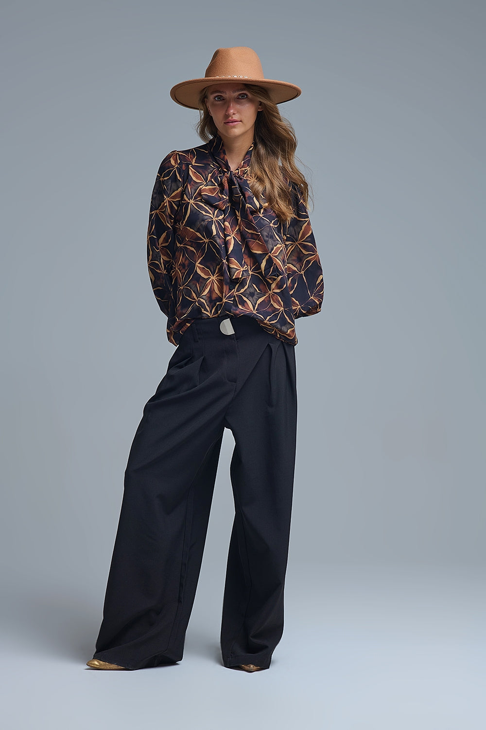 Chemise en mousseline de soie noire à imprimé abstrait et nœud papillon