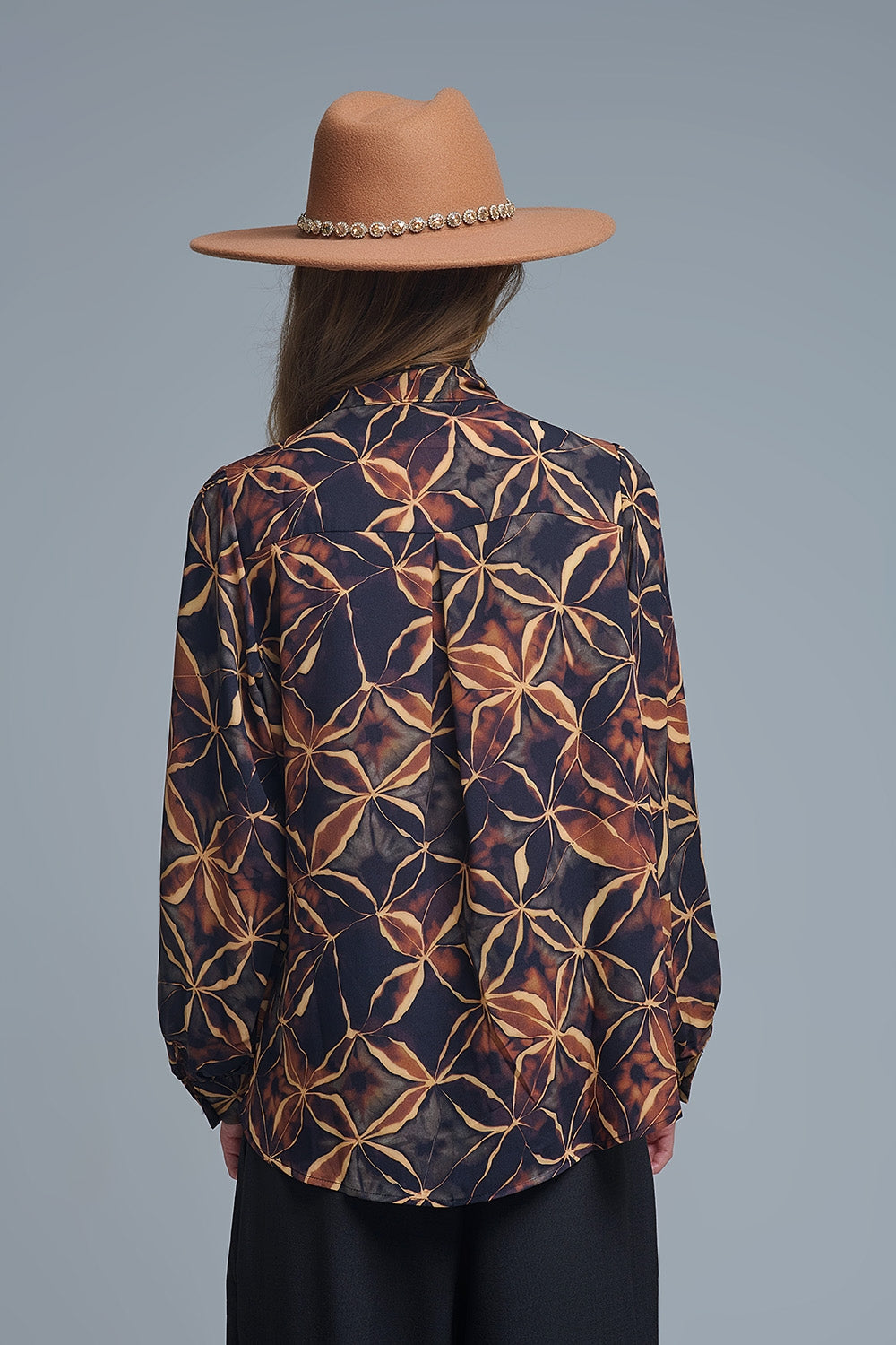 Chemise en mousseline de soie noire à imprimé abstrait et nœud papillon