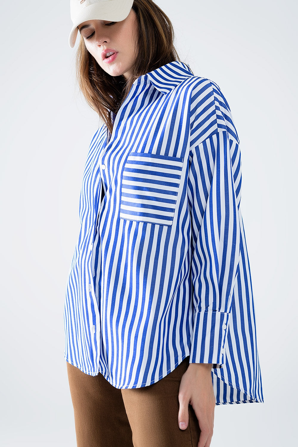 Chemise en popeline à rayures verticales bleues et poche poitrine