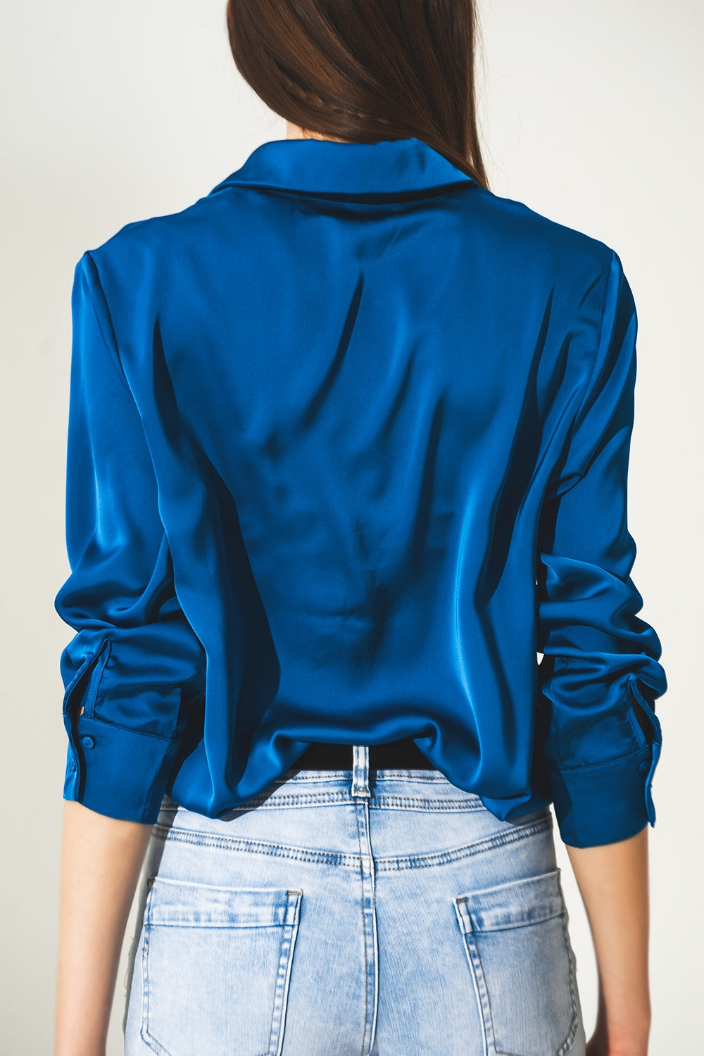 Chemise en satin à col V bleu électrique