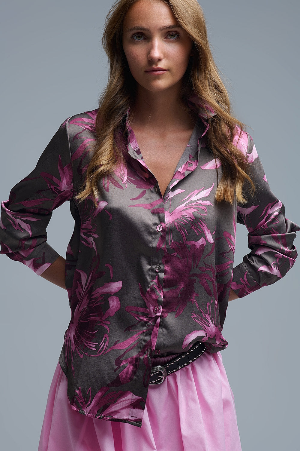 Chemise en satin imprimé floral gris avec boutons