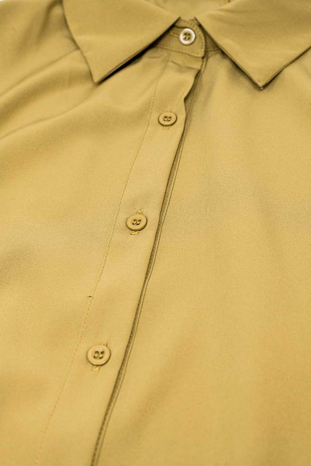 Chemise en tissu très doux et léger de couleur camel