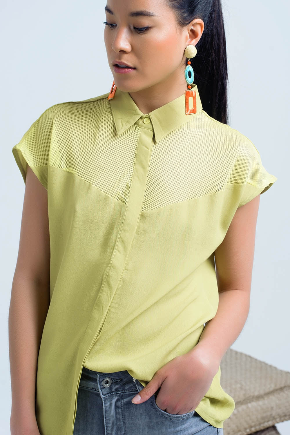Q2 Chemise jaune avec détail en maille