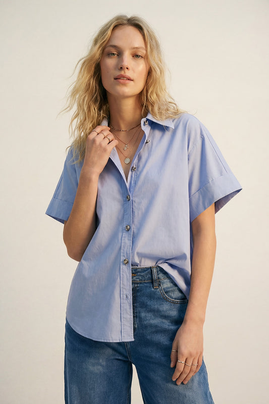 Q2 Chemise kimono à manches courtes en popeline bleue avec boutons argentés