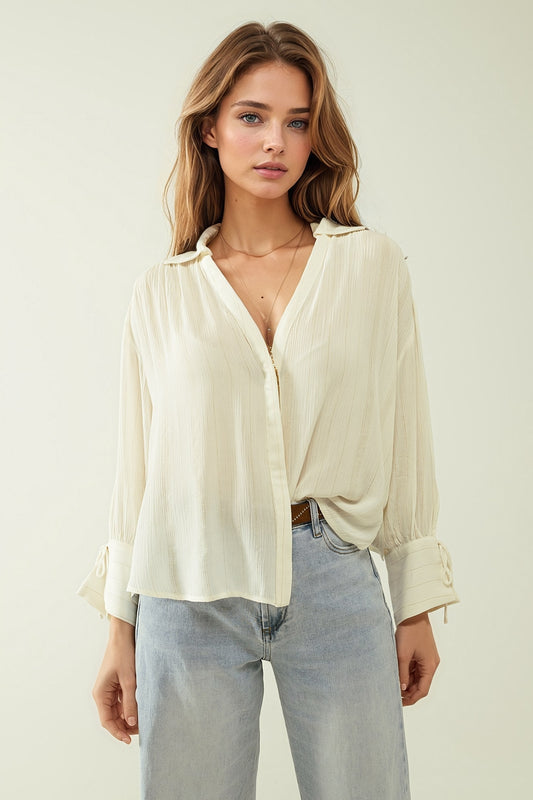 Q2 Chemise légère blanche à col en V avec détails à rayures