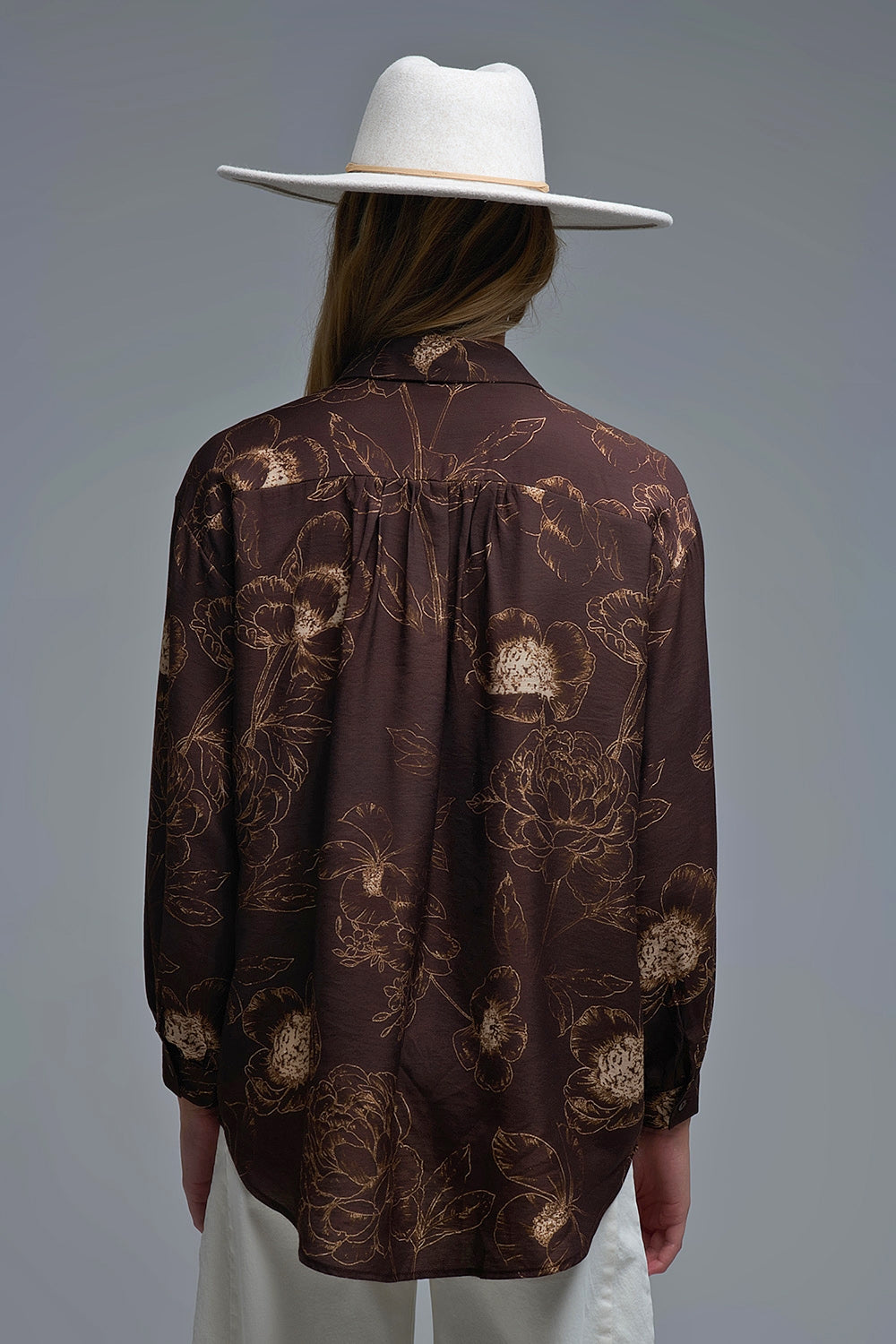 Chemise légère brune à imprimé floral automnal