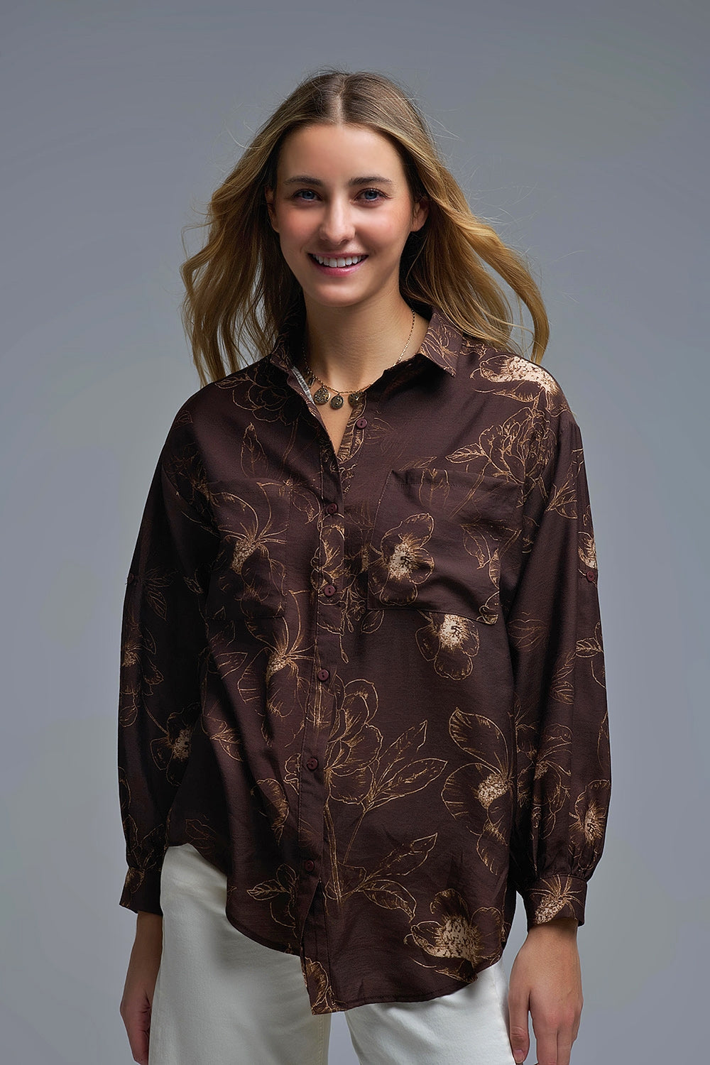 Chemise légère brune à imprimé floral automnal
