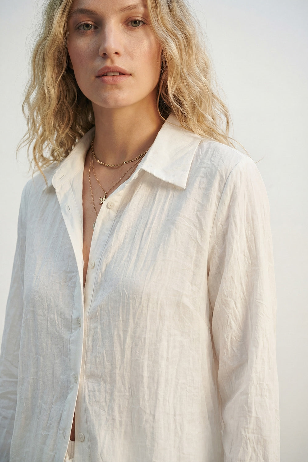 Chemise légère froissée à silhouette décontractée en crème