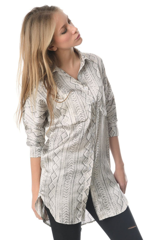 Q2 Chemise longue en satin gris avec imprimé abstrait