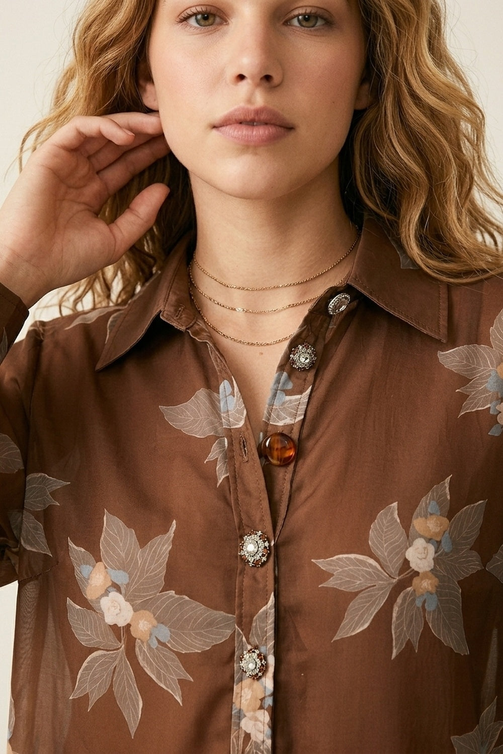 Chemise marron à fleurs avec boutons sur le devant et manches longues en chiffon