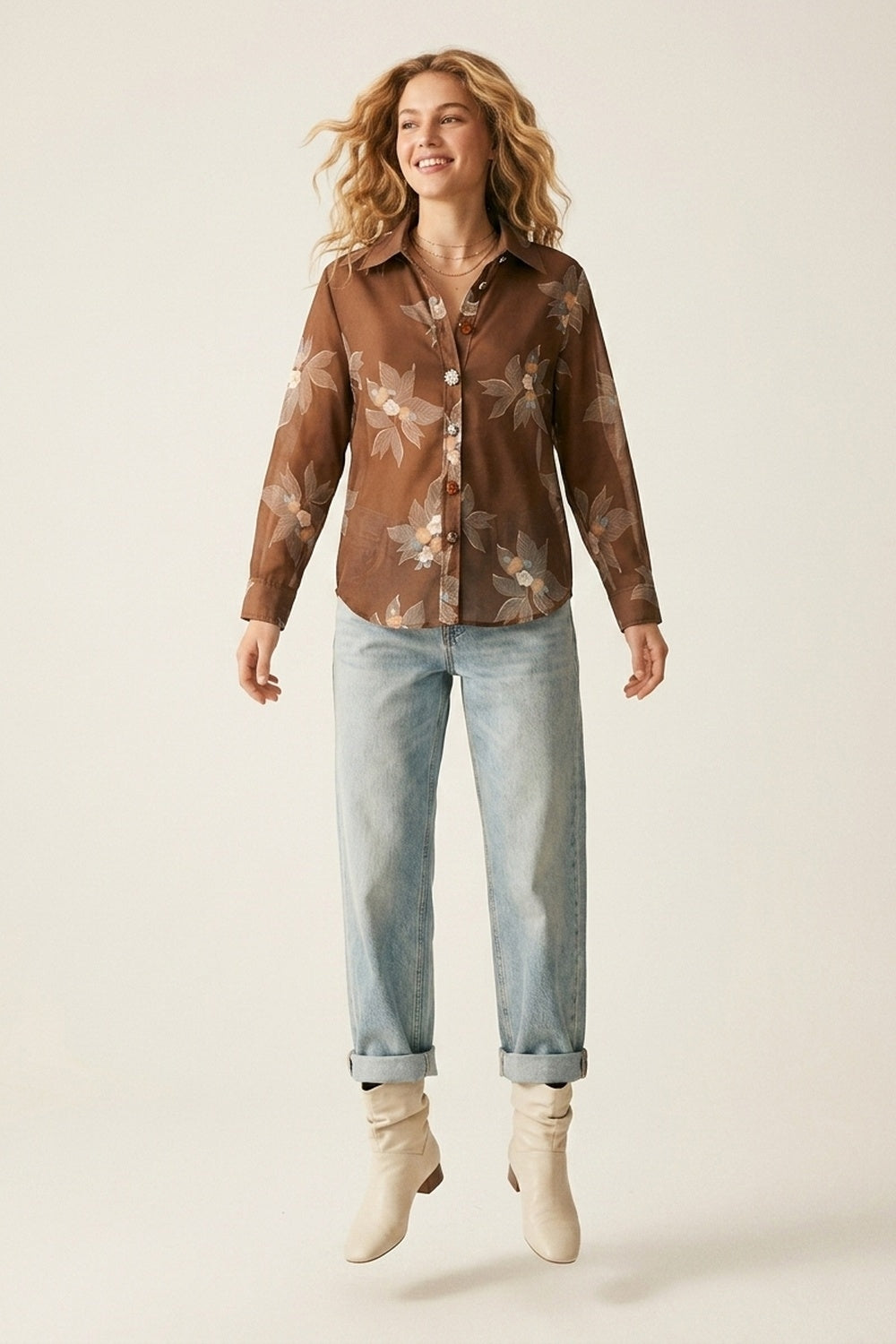Chemise marron à fleurs avec boutons sur le devant et manches longues en chiffon