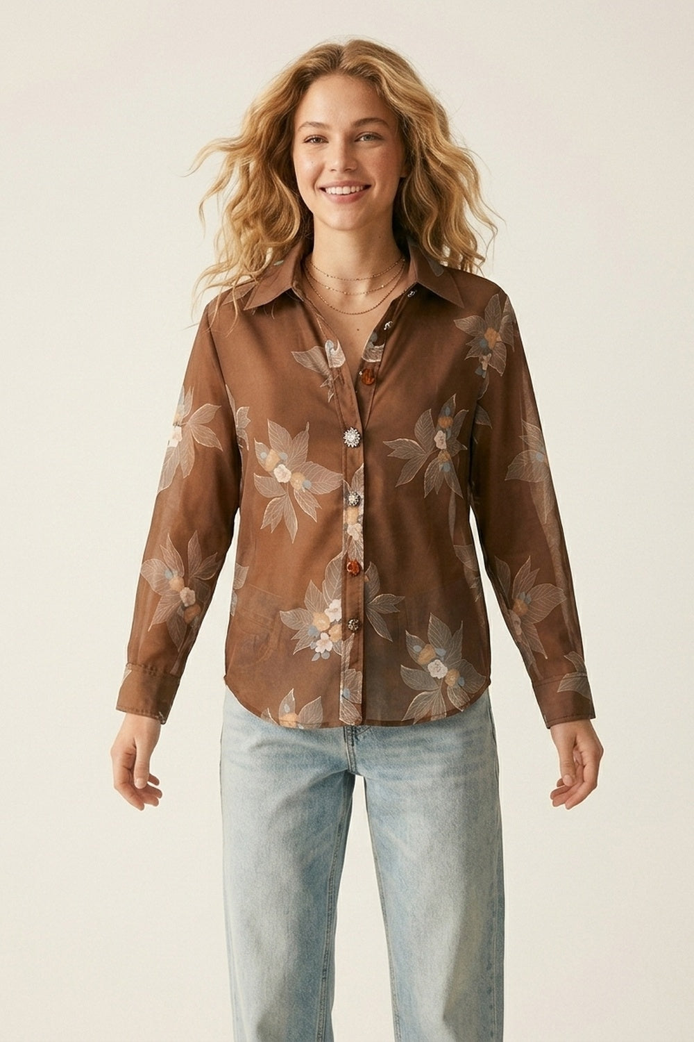 Chemise marron à fleurs avec boutons sur le devant et manches longues en chiffon