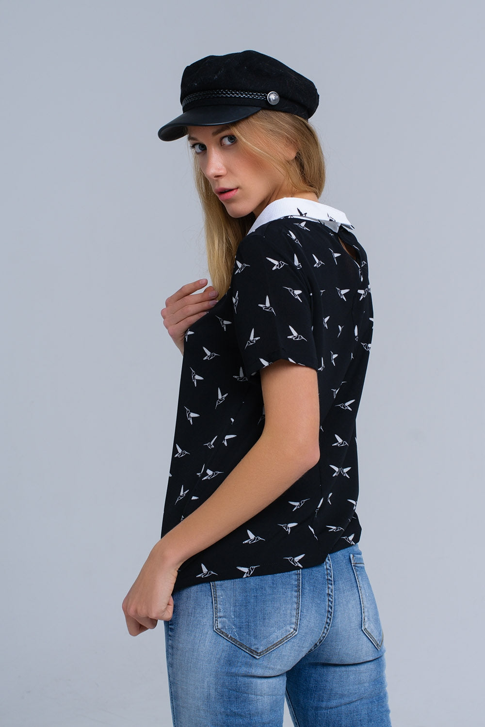 Chemise noire avec des oiseaux imprimés blancs