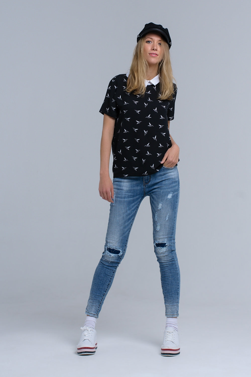 Chemise noire avec des oiseaux imprimés blancs