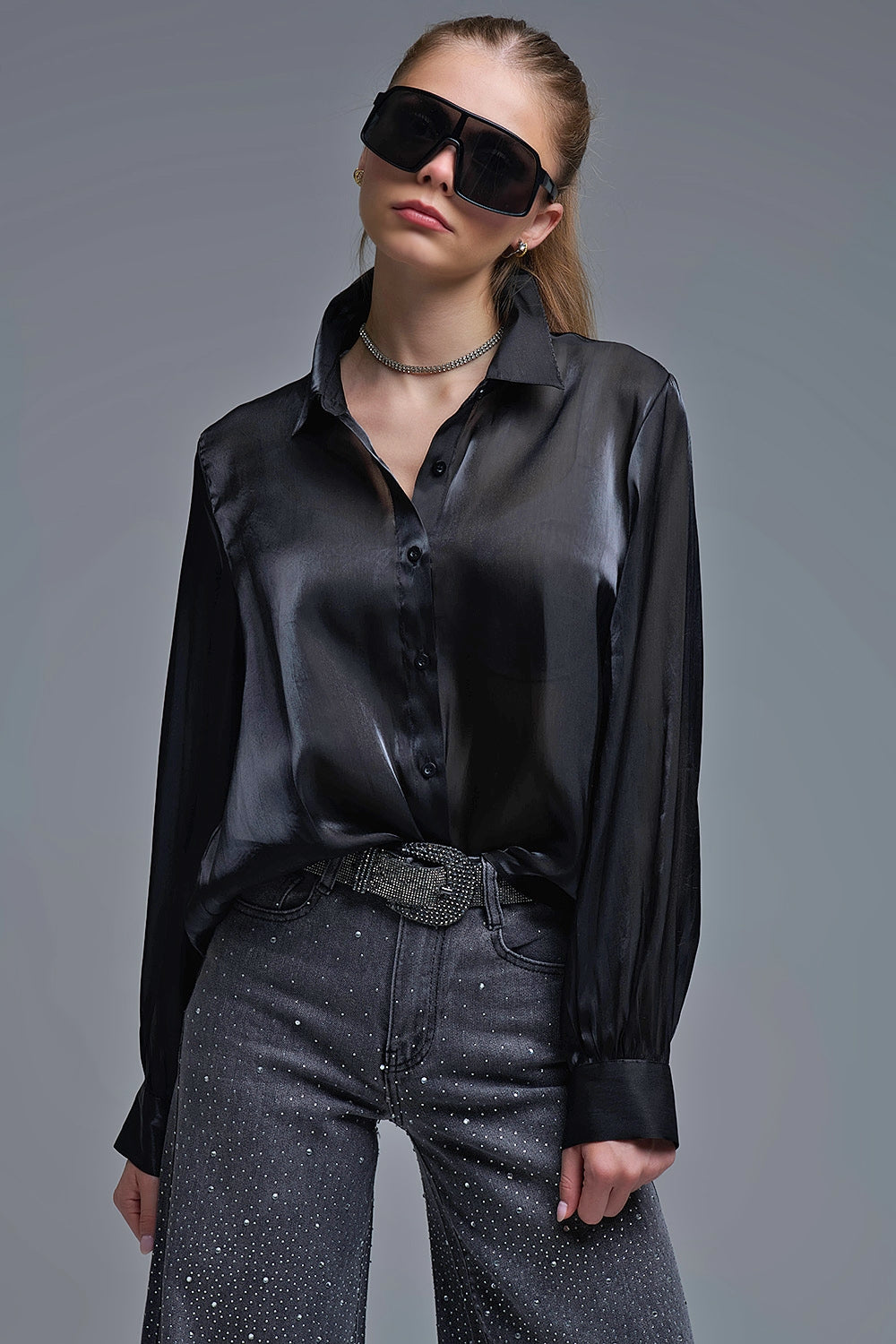 Chemise noire élégante en satin de soie