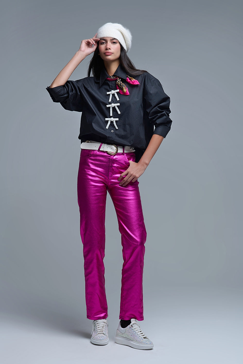 Chemise noire en popeline surdimensionnée avec boutons en perles blanches