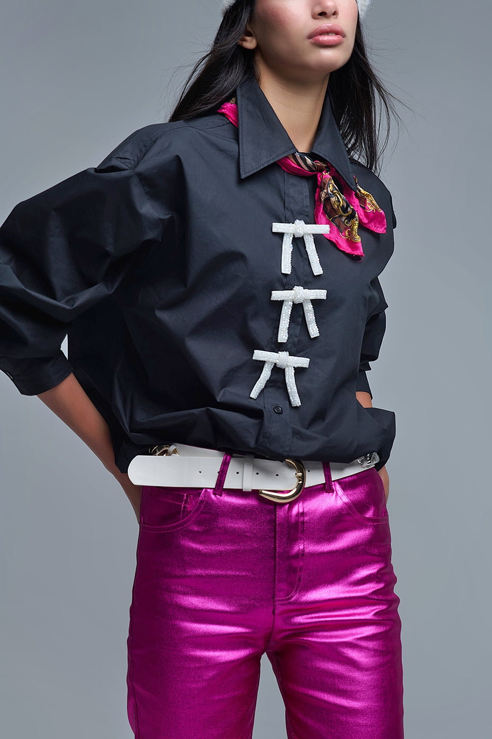 Chemise noire en popeline surdimensionnée avec boutons en perles blanches