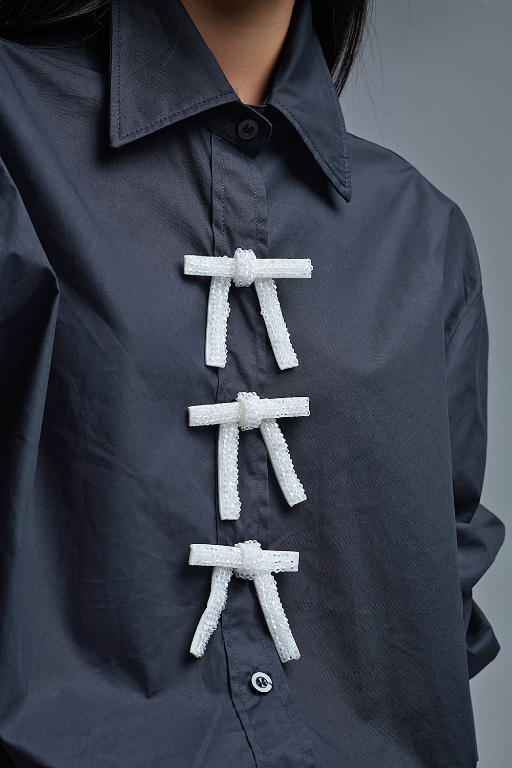 Chemise noire en popeline surdimensionnée avec boutons en perles blanches