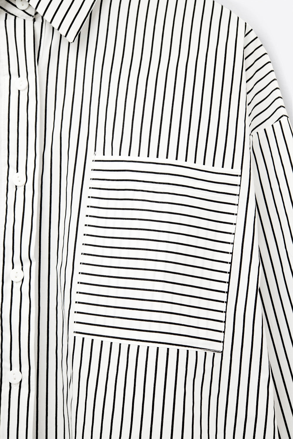 Chemise oversize à rayures et poche poitrine en noir et blanc