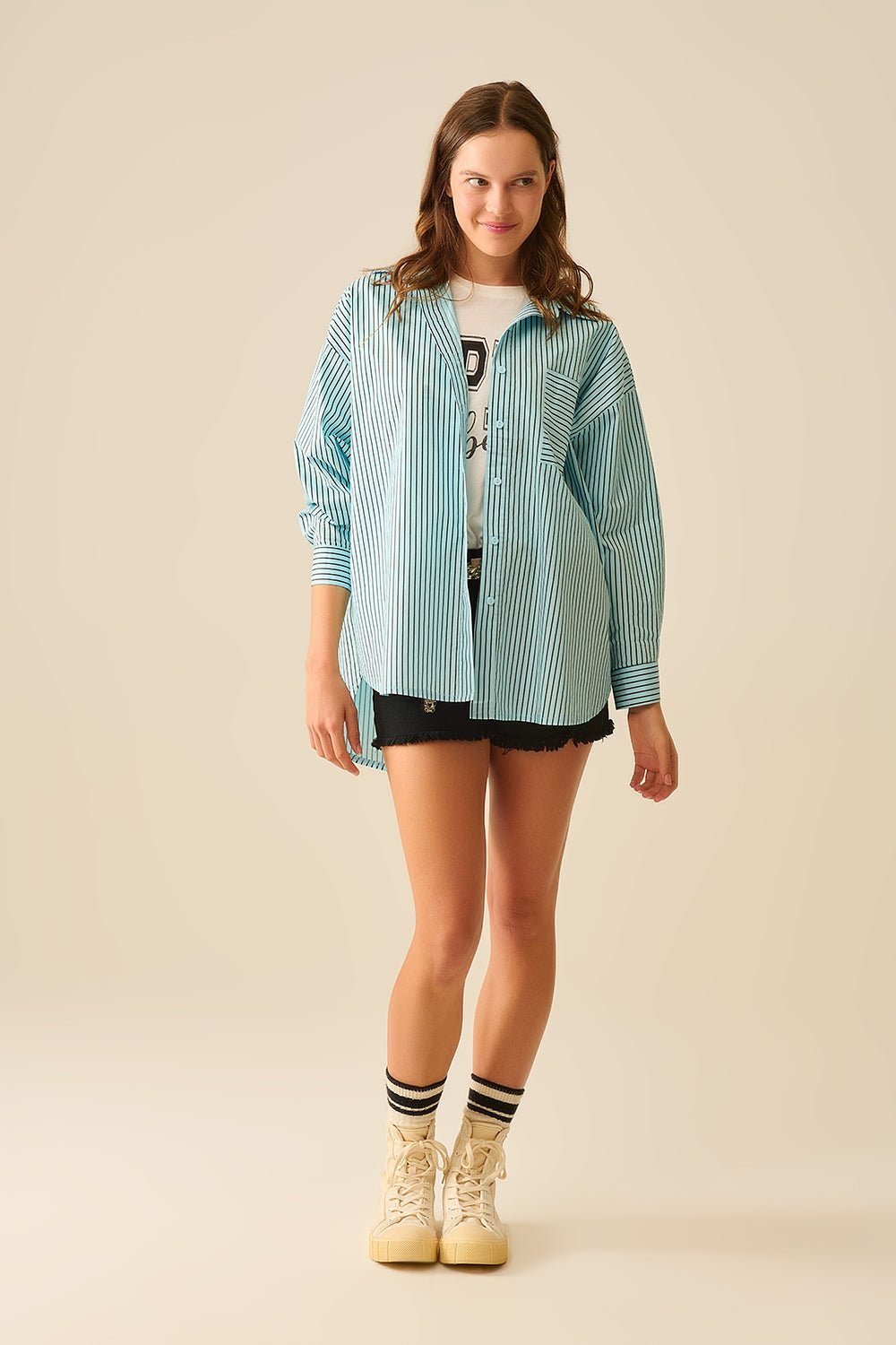 Chemise oversize à rayures et poche poitrine en noir et bleu
