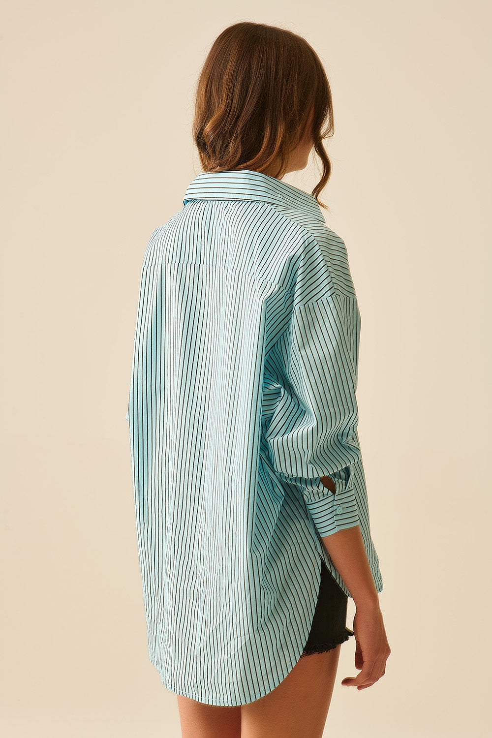 Chemise oversize à rayures et poche poitrine en noir et bleu