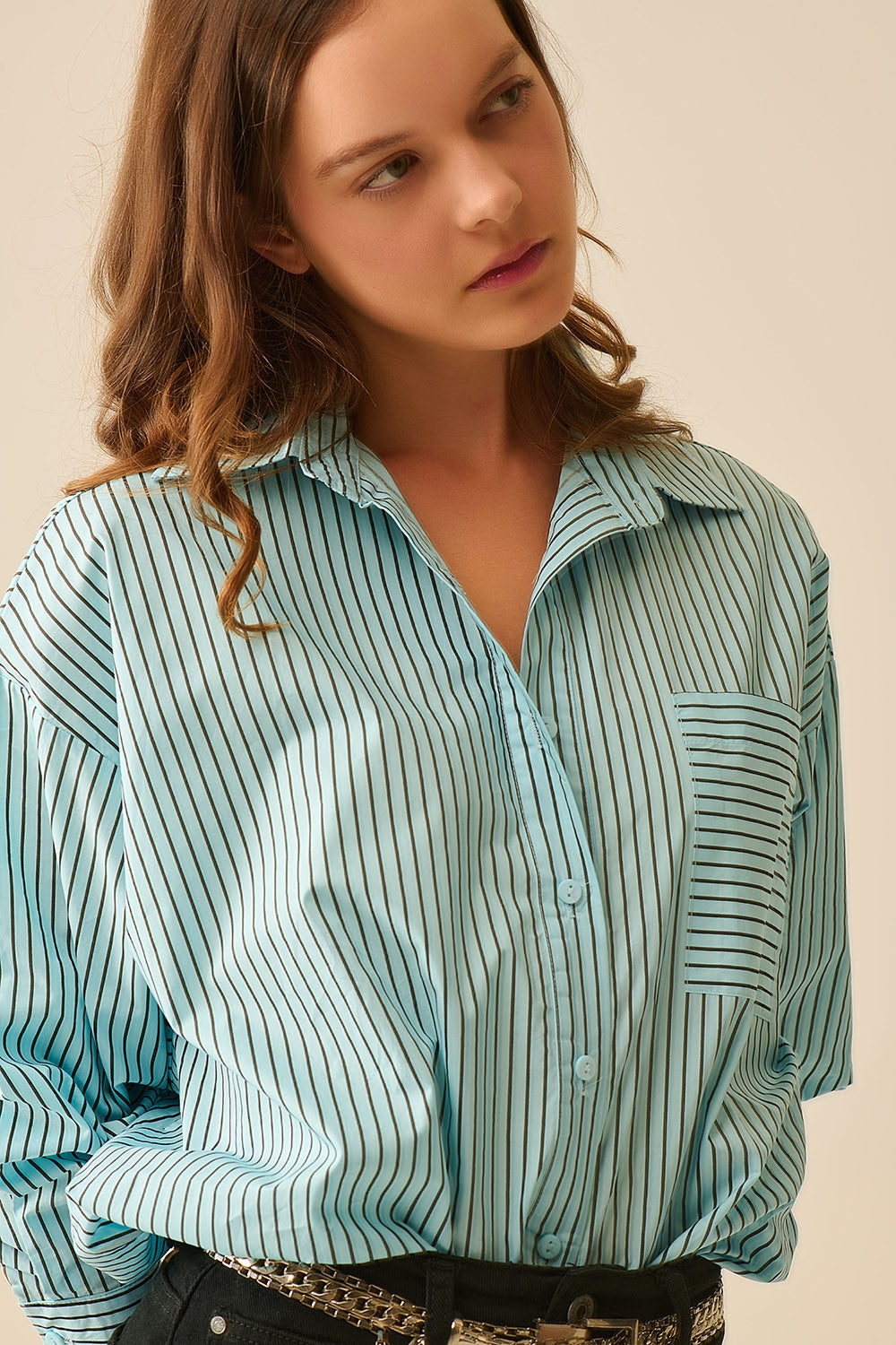 Chemise oversize à rayures et poche poitrine en noir et bleu