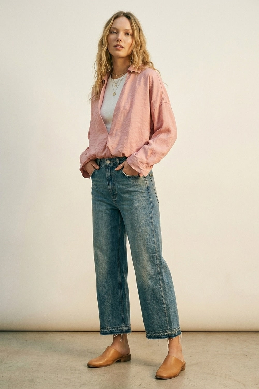 Chemise texturée légère à coupe décontractée rose et t-shirt blanc à l'intérieur