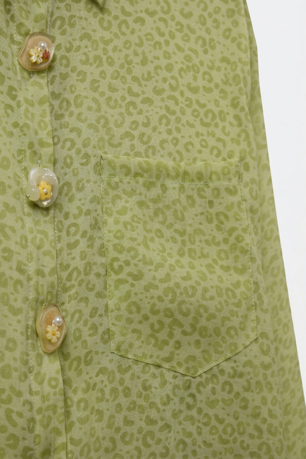 Chemise verte à imprimé animal en tissu transparent