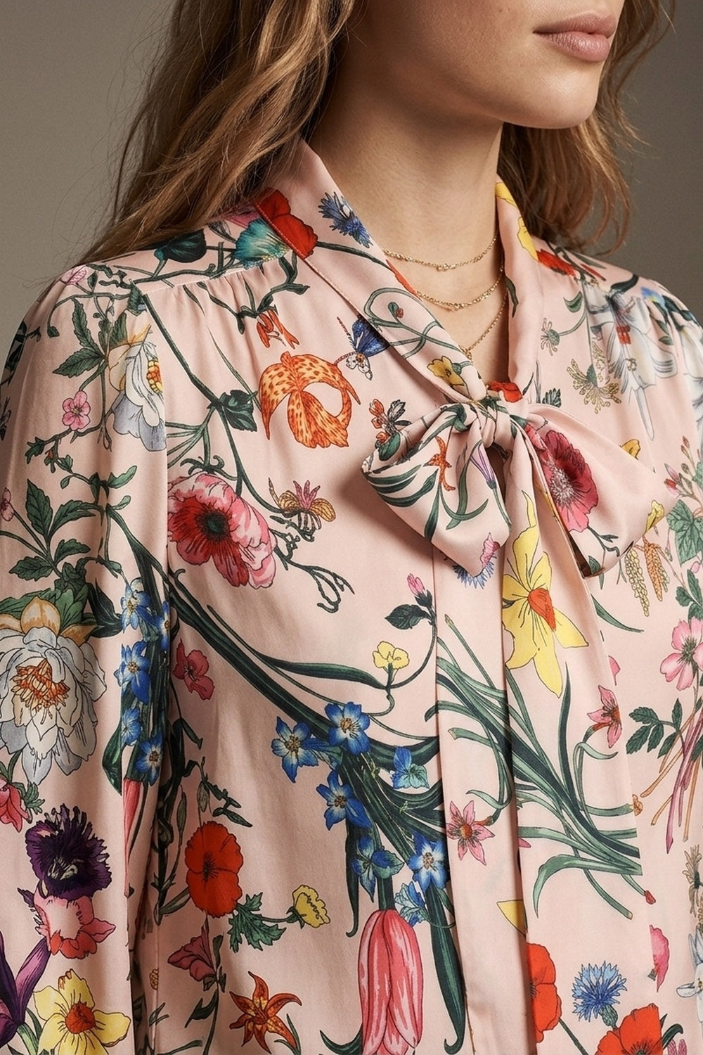 Chemisier à nœud lavallière en satin à manches longues à imprimé floral rose clair