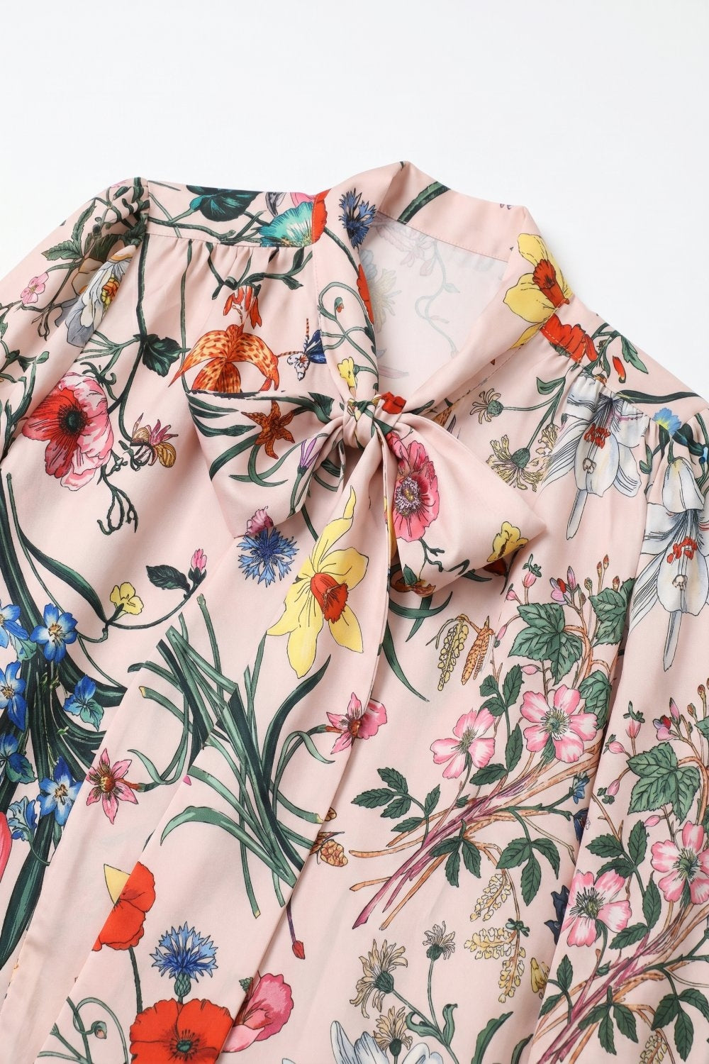 Chemisier à nœud lavallière en satin à manches longues à imprimé floral rose clair