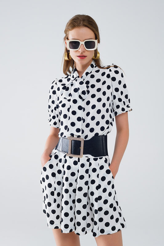 Q2 Chemisier à pois avec nœud de foulard