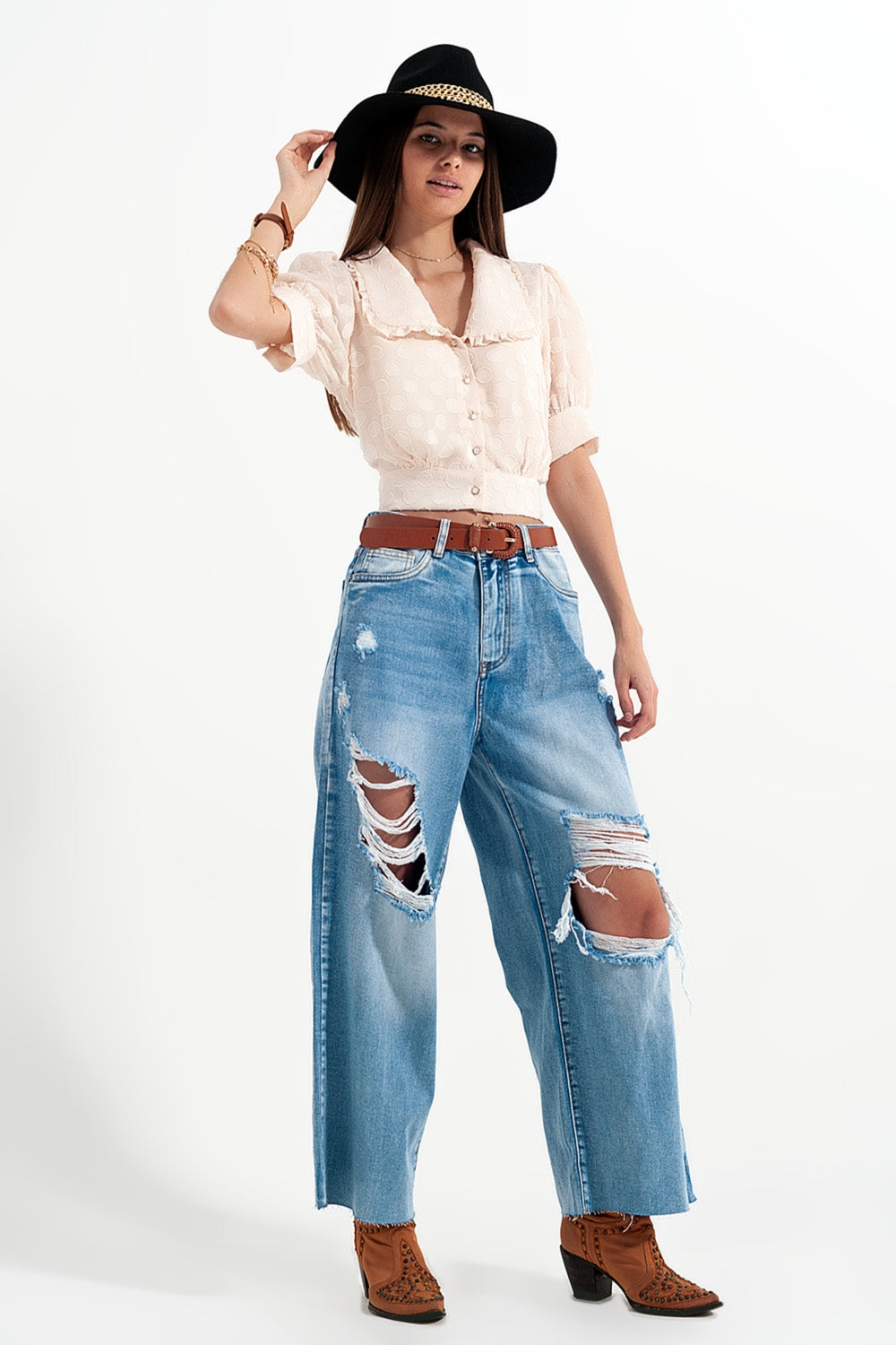 Chemisier beige à pois avec col cassé et boutons décoratifs