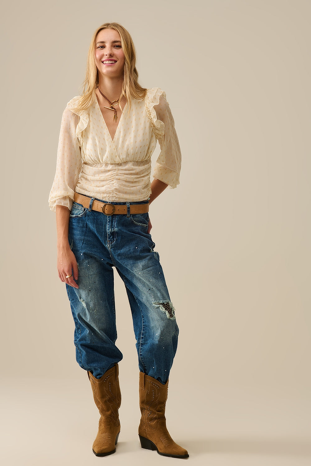 Chemisier beige à pois dorés et à volants