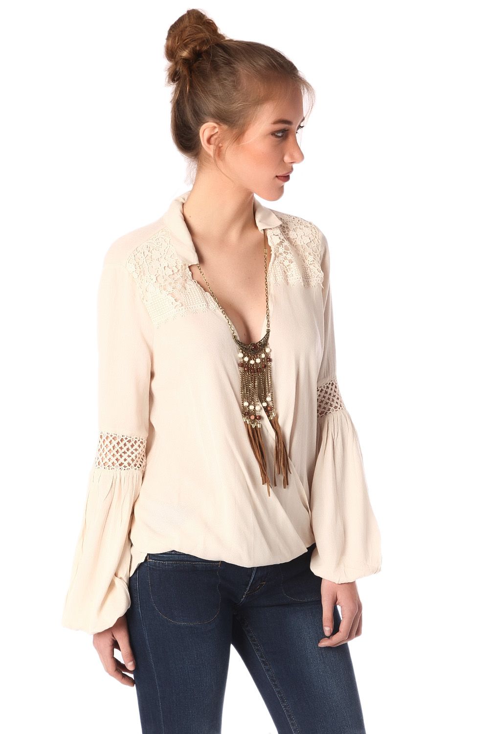 Q2 Chemisier beige en modèle croisé sur le devant avec effet drapé
