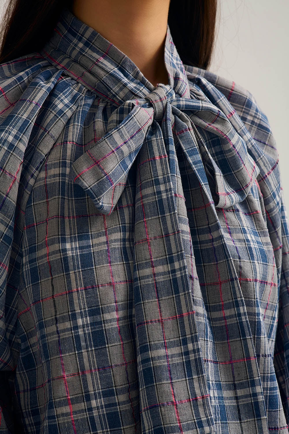 Chemisier bleu à carreaux avec nœud à l'encolure