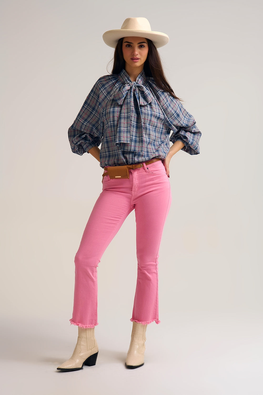 Chemisier bleu à carreaux avec nœud à l'encolure