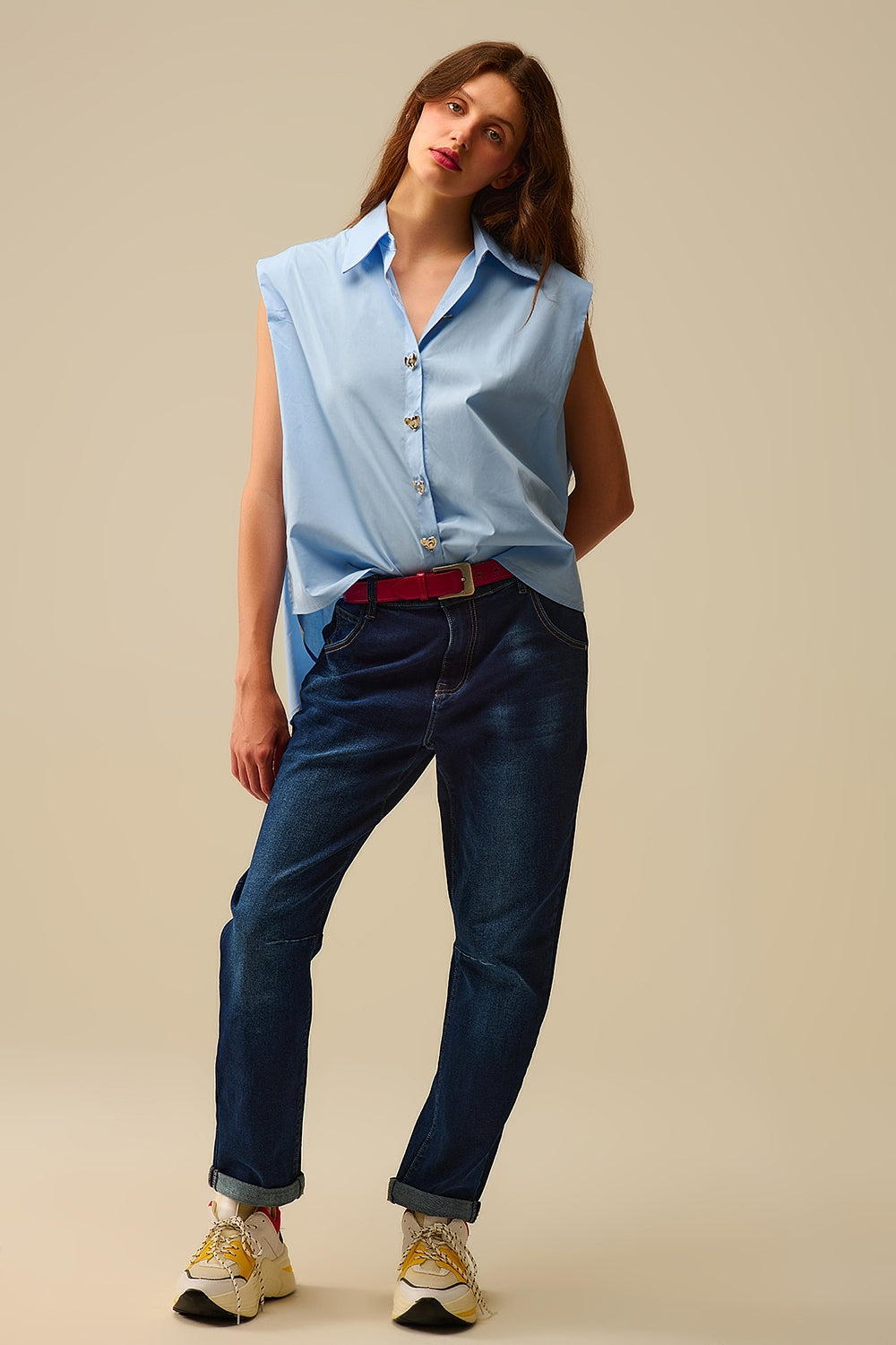 Chemisier bleu sans manches avec boutons en forme de cœur