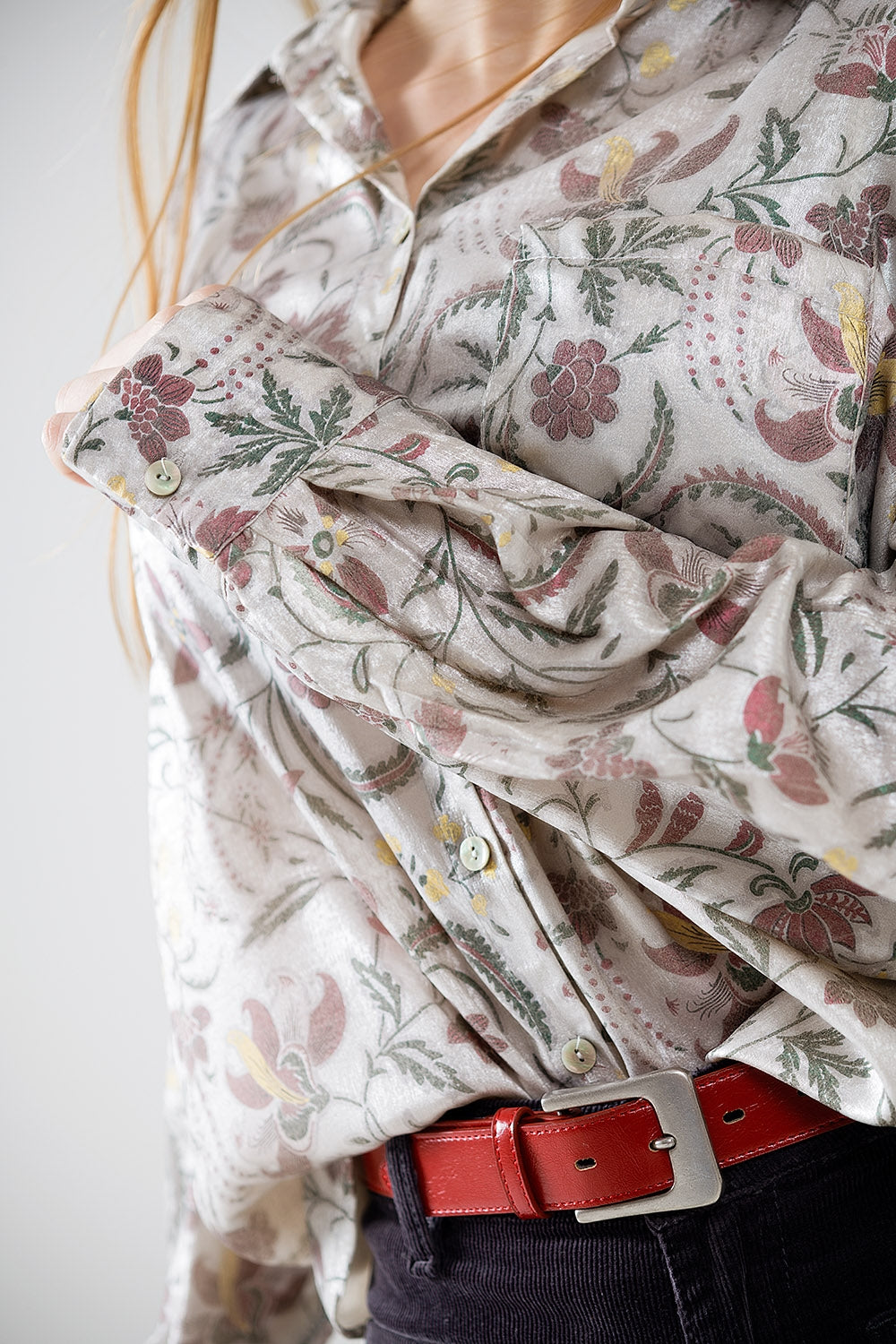 Chemisier en satin à imprimé floral en gris