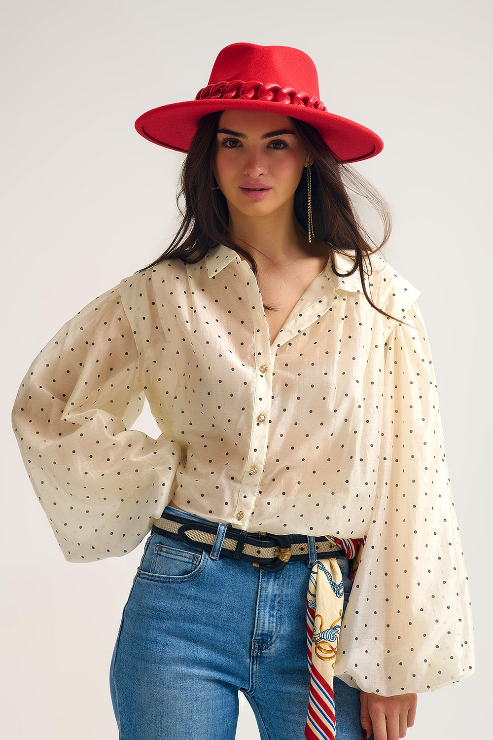 Q2 Chemisier en soie à pois ivoire avec manches ballon et boutons dorés