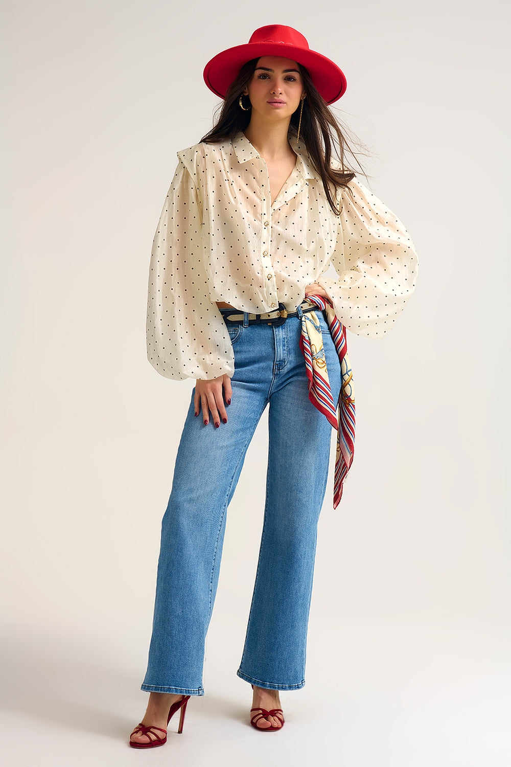 Chemisier en soie à pois ivoire avec manches ballon et boutons dorés