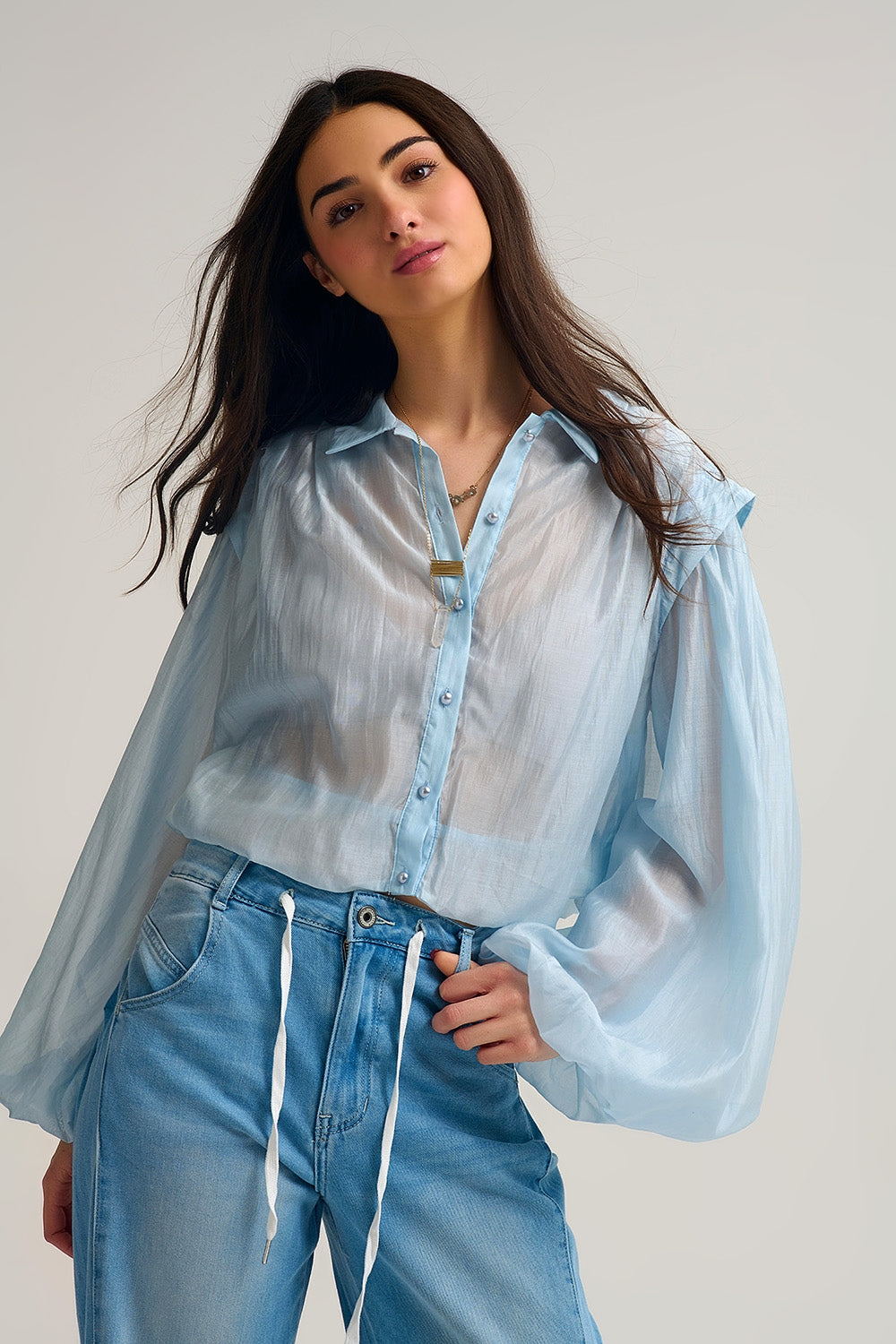 Chemisier en soie Tencel bleu avec manches ballon et boutons en nacar