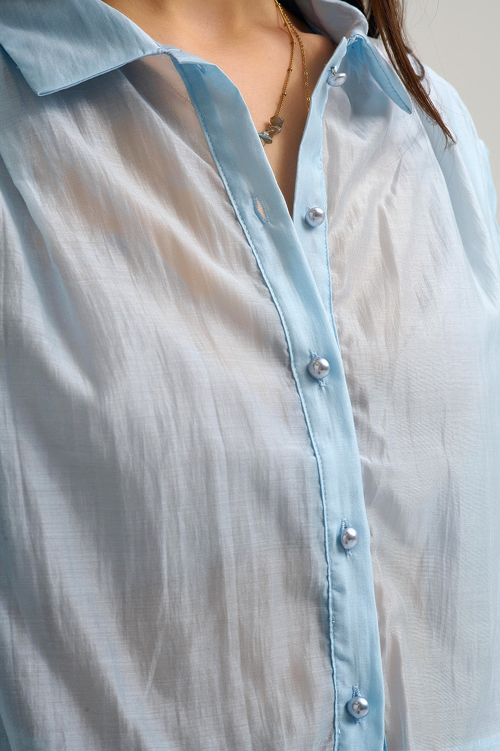 Chemisier en soie Tencel bleu avec manches ballon et boutons en nacar
