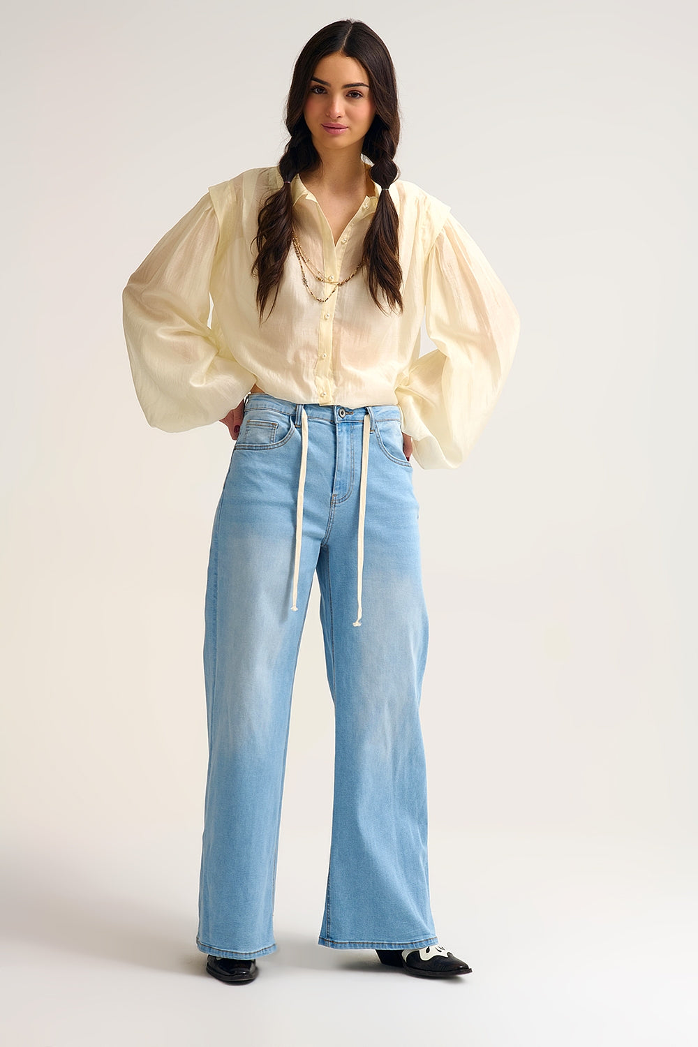 Chemisier en soie Tencel crème avec manches ballon et boutons en nacar