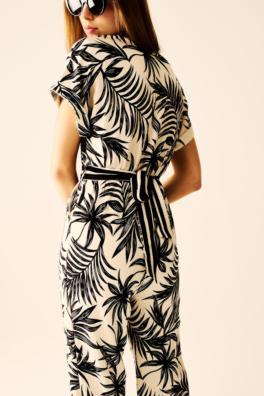 Combinaison à manches courtes avec motif tropical en noir et blanc
