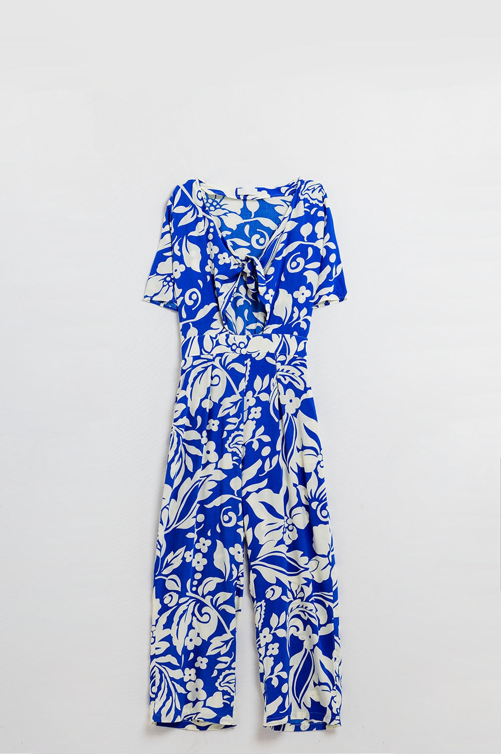 Combinaison à manches courtes avec trou de serrure sur le devant et motifs floraux en bleu