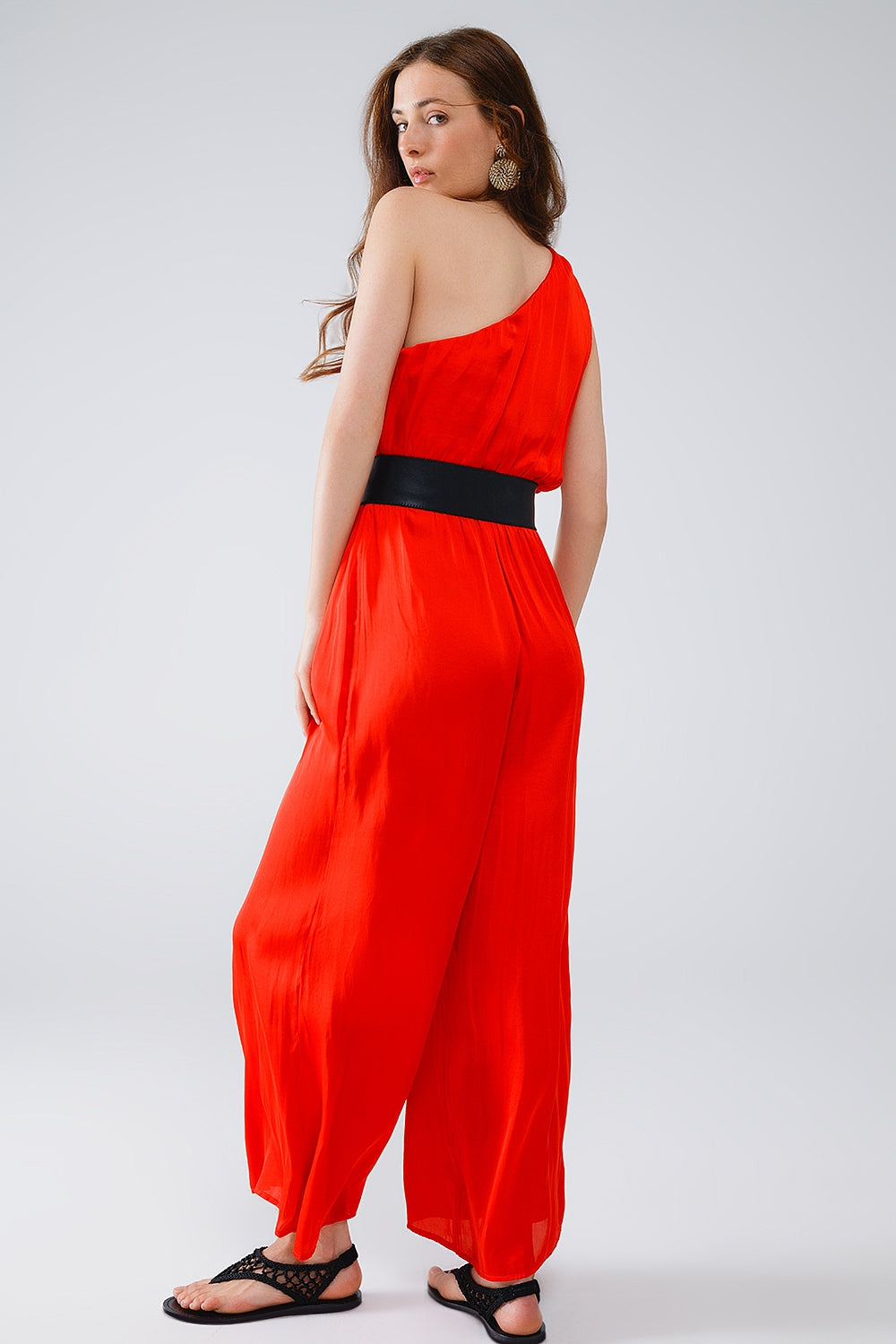 Combinaison asymétrique drapée avec taille cintrée en rouge