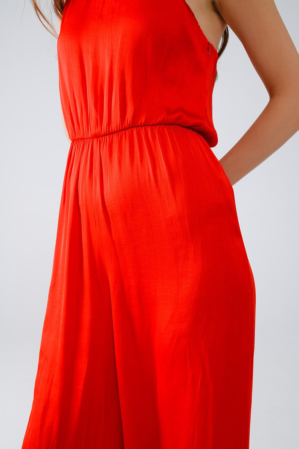 Combinaison asymétrique drapée avec taille cintrée en rouge