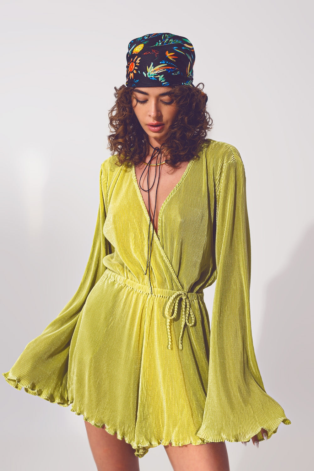 Combinaison courte plissée verte en satin