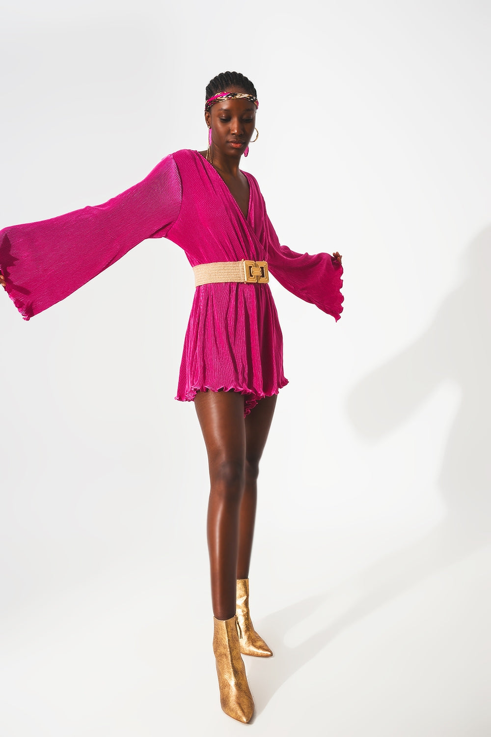 Combinaison plissée en satin fuchsia avec détail portefeuille