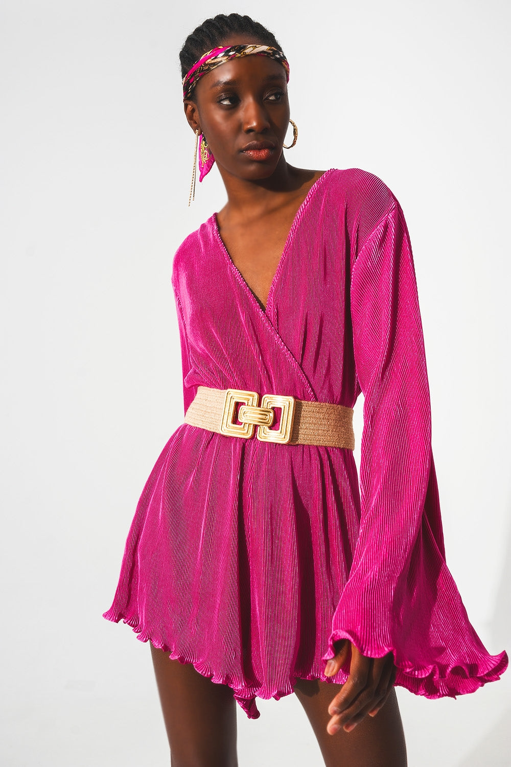 Combinaison plissée en satin fuchsia avec détail portefeuille
